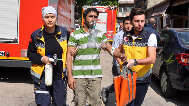 Yangında mahsur kalan işçileri itfaiye kurtardı