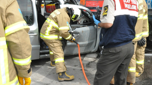 Yol kenarına park eden tıra çarptı: 1 ölü, 5 yaralı