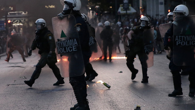 Yunanistan'da polis ve göstericiler çatıştı