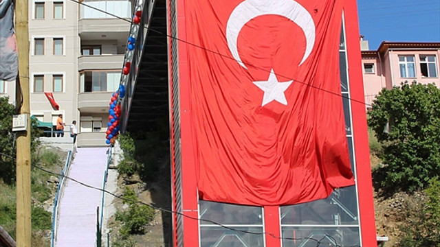 107 basamaklı yokuşa asansörlü çözüm