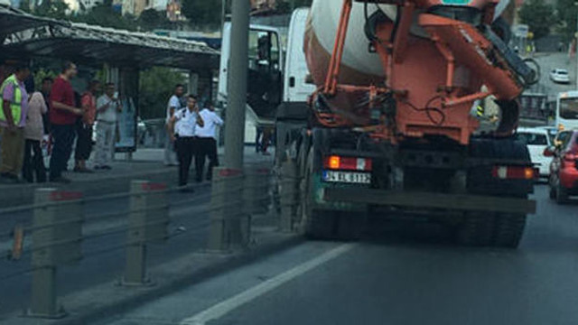 Fİkirtepede metrobüs yoluna beton mikseri girdi!