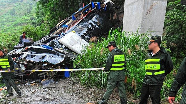 Çinde otobüs kazası: 30 ölü