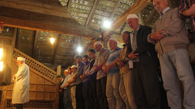 840 yıllık tarihi çivisiz camide ilk teravih kılındı