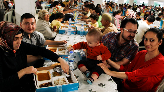 Abdulhamithan Camisi'nde Gönül sofrası kurdular
