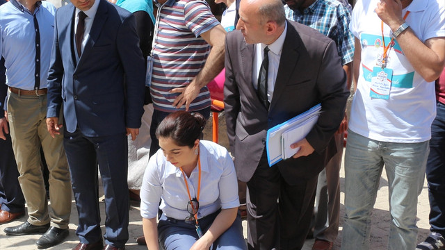 Açılış kurdelesini robotların getirdiği makaslarla kestiler