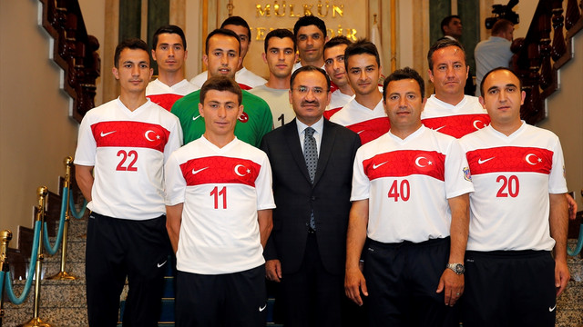 Adalet Bakanlığı futbol takımı Fransa'dan kupayla döndü