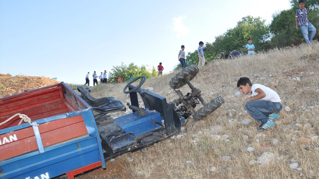 Adıyaman'da çapa makinesi devrildi: 1 ölü, 1 yaralı