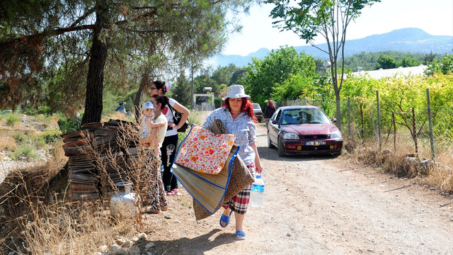 Antalyadaki orman yangını nedeniyle evler boşaltıldı