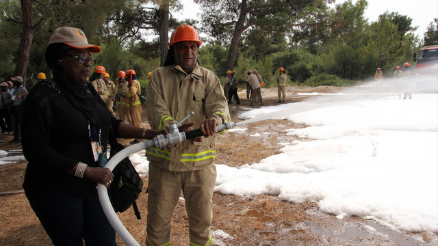 Afrikalı ormancılara yangın söndürme tatbikatı