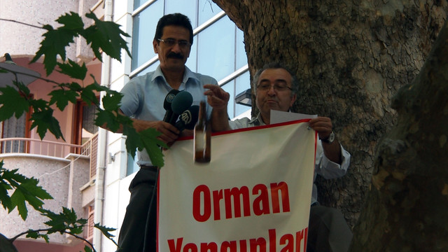 Ağaç tepesinde basın açıklaması