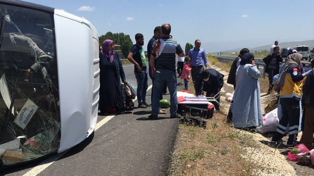 Ağrı'da minibüs şarampole devrildi: 9 yaralı