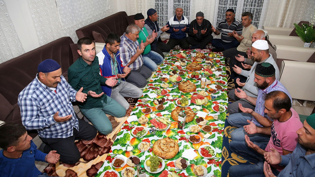 Ahıska Türkleri ilk iftarını yaptı