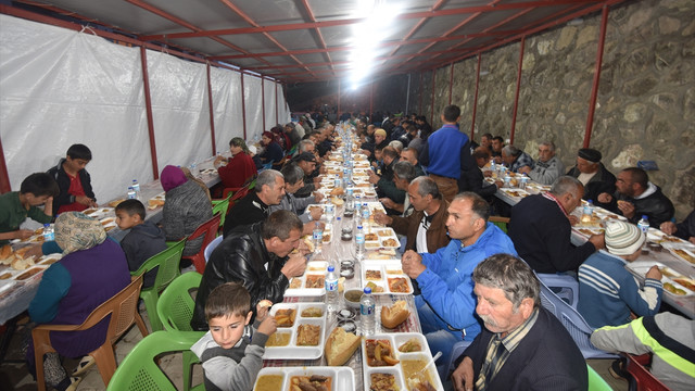 Ahlat'taki Ahıska Türkleri çadırda iftar yaptı