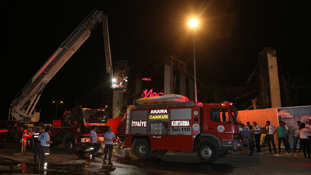 Alışveriş merkezi ek binası inşaatında çökme: 7 yaralı