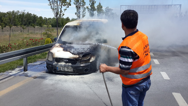 Ankara'da araç yangınını belediye işçisi söndürdü