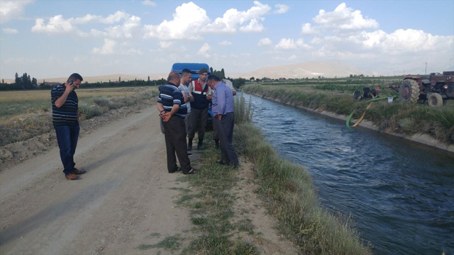 Anne ve oğullarını boğulmaktan vatandaşlar kurtardı