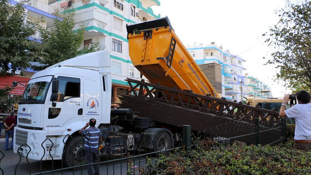 Antalya'da kamyonun damperi üst geçidi yıktı