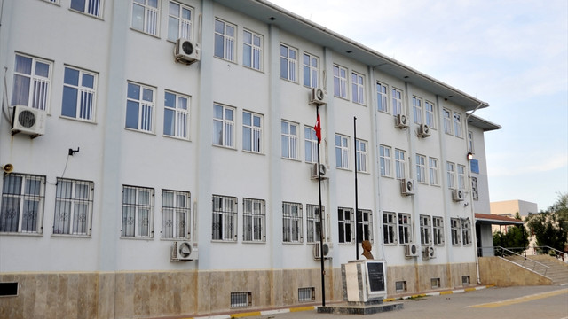 Antalya'da tahrip edilen Türk bayrağının yerine yenisi asıldı