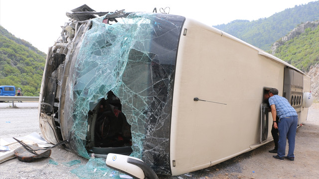 Antalyada yolcu otobüsü devrildi: 1 ölü, 9 yaralı