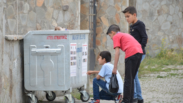 Aranan teröristler afişlerle duyuruluyor