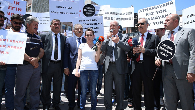 Atanamayan öğretmen adaylarından MEB önünde eylem