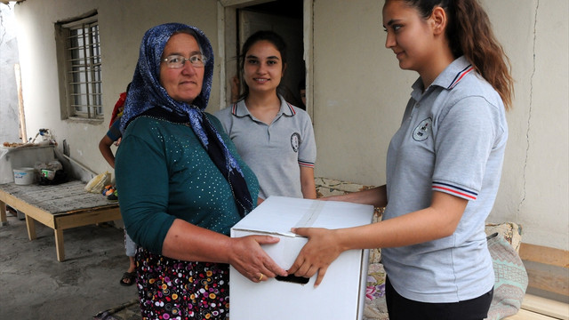 Atık kağıtları değerlendirerek ramazan yardımı yaptılar