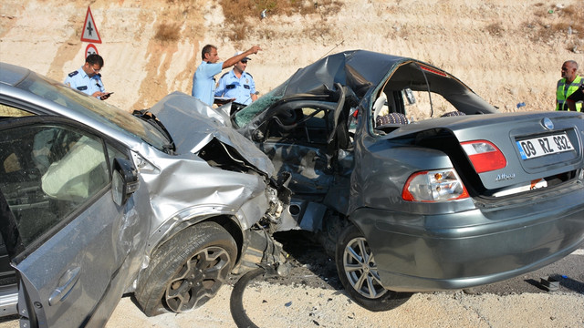 Aydında trafik kazası: 1 ölü 2 yaralı