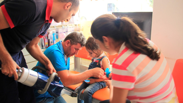 Bacağı sandalyeye sıkışan çocuğu itfaiye kurtardı