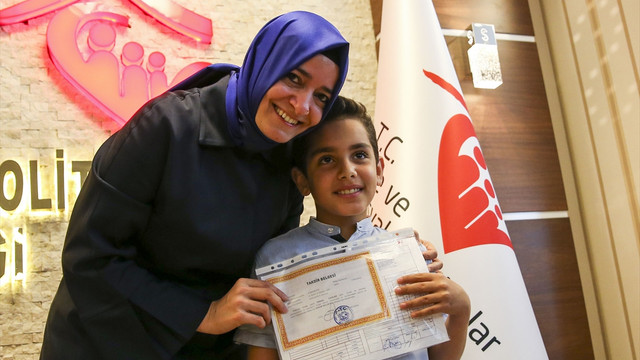 Bakan Kaya çocukların karne sevincini paylaştı