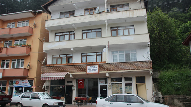 Balkondan düşen çocuk havada tutularak kurtarıldı