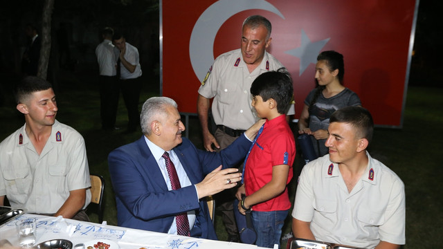 Başbakan Yıldırım, Temelli Jandarma Karakolu'nda iftar etti