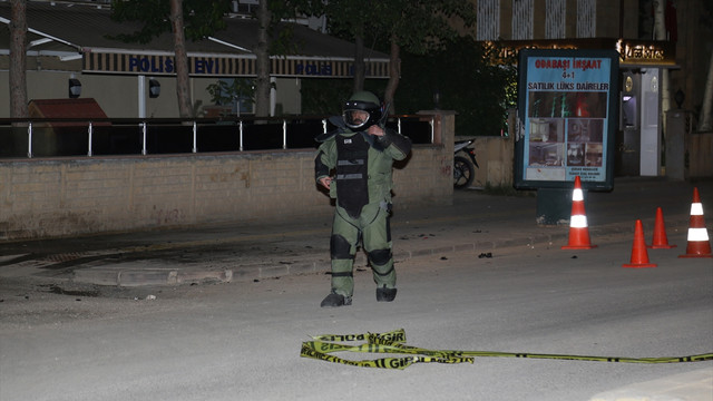 Bayburt polisevi önünde şüpheli paket