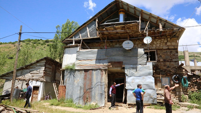 Bayburt'ta kerpiç ev çöktü: 2 yaralı