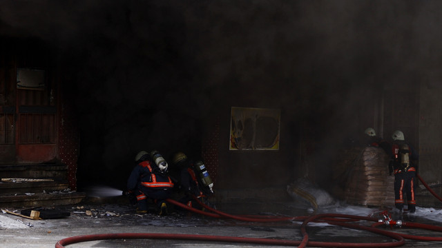 Bayrampaşada iş yerinde çıkan yangın paniğe neden oldu