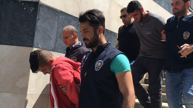 Beyoğlunda polisi bıçakla yaralayan 2 şüpheli yakalandı