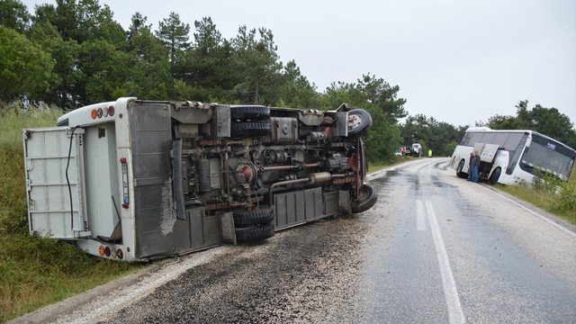 Bilecik'te servis minibüsü devrildi: 15 yaralı