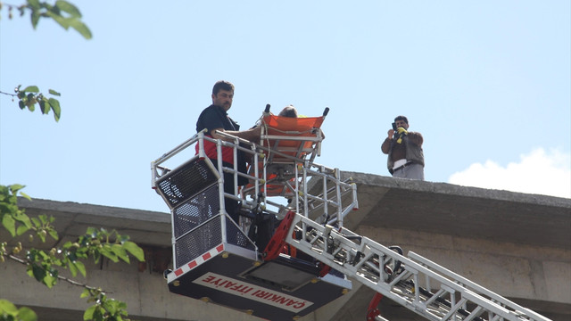 Binanın çatısında kalan yaralıyı itfaiye indirdi