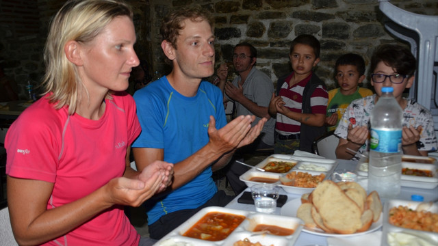 Bisikletle Çin'e giden İngiliz çift, Kastamonu'da iftar yemeğine katıldı