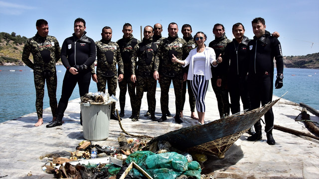 Bodrum'da dalgıçlardan deniz temizliği