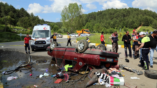 Bolu'da otomobil devrildi: 1 ölü, 2 yaralı