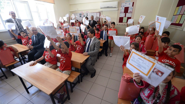 Bu devlet okulunda 12 ülkeden öğrenciler de karne aldı