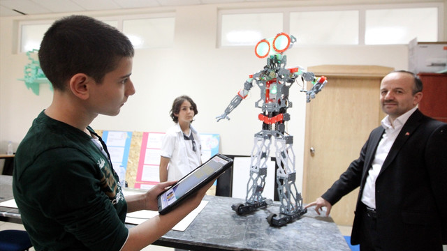 Bu robot Ankara havası oynuyor