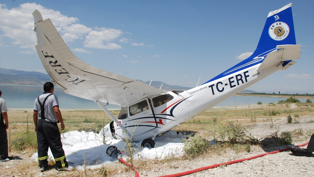 Burdur'da eğitim uçağı sert iniş yaptı