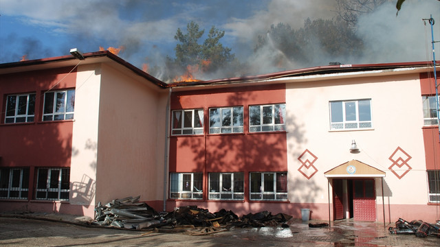 Burdur'da ilkokulun çatısı yandı