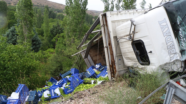 Burdur'da sebze yüklü kamyon devrildi: 2 yaralı