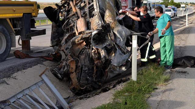 Bursa'da hafif ticari araç devrildi: 2 ölü, 1 yaralı