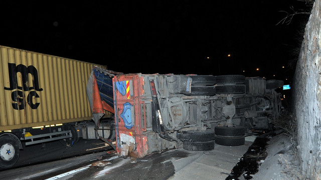 Bursa'da kamyon ile tır çarpıştı: 2 yaralı