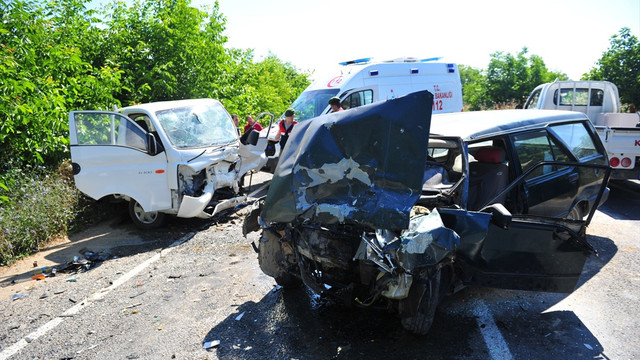 Bursa'da otomobil ile kamyonet çarpıştı: 4 yaralı