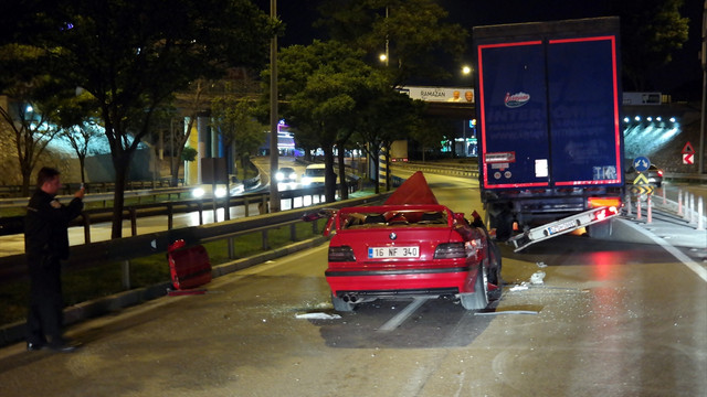 Bursa'da otomobil tıra çarptı: 2 yaralı