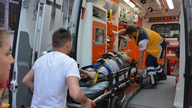 Cam silerken düşen kız çocuğu ağır yaralandı